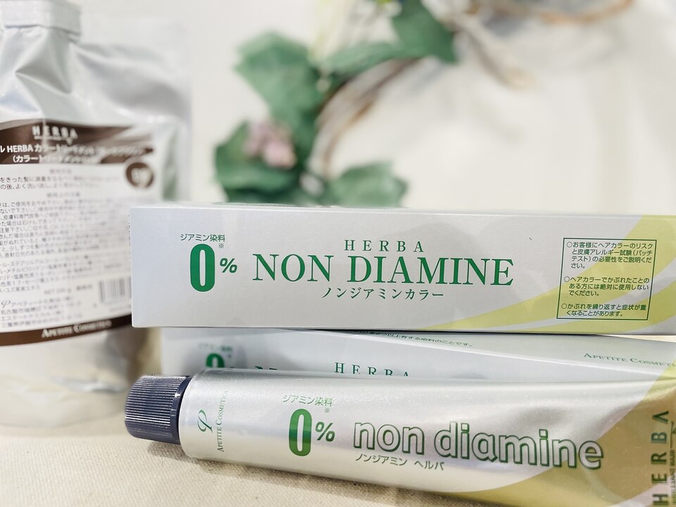 敏感肌にも対応するノンジアミンカラー（HERBA）の薬剤